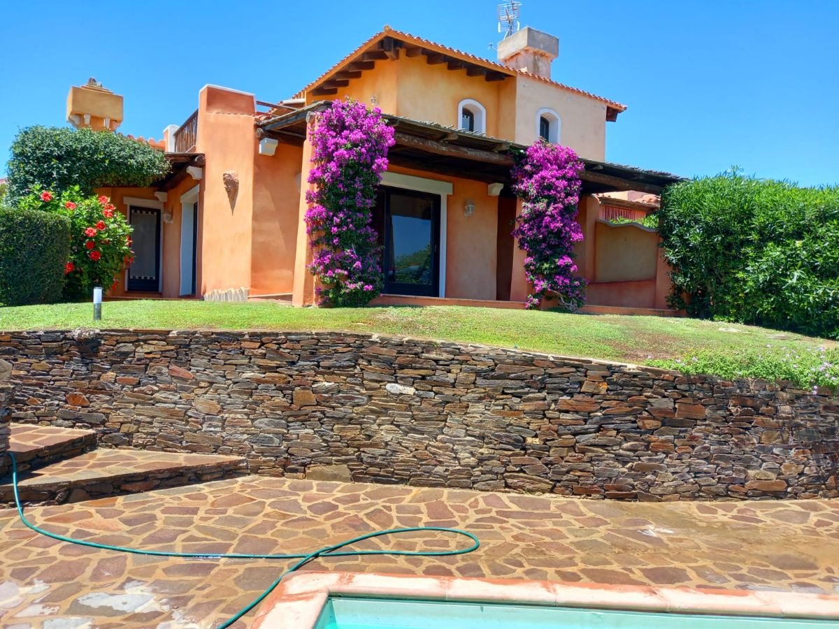 Villa con bouganville e muro in pietra
