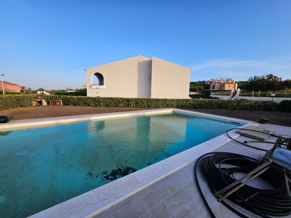 Villa rosa con prato e ibisco