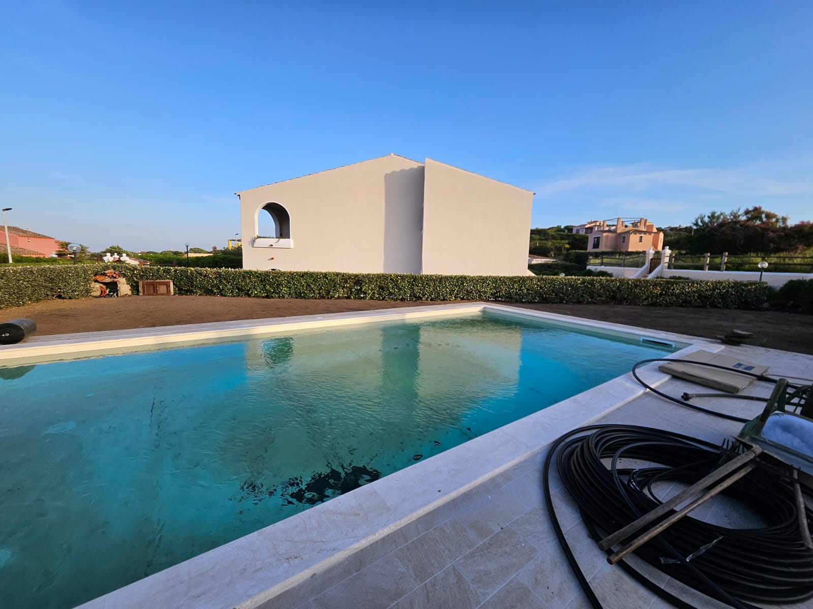 Villa rosa con prato e ibisco